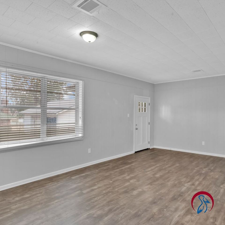 7087 Cypress St - Photo 4 of 10