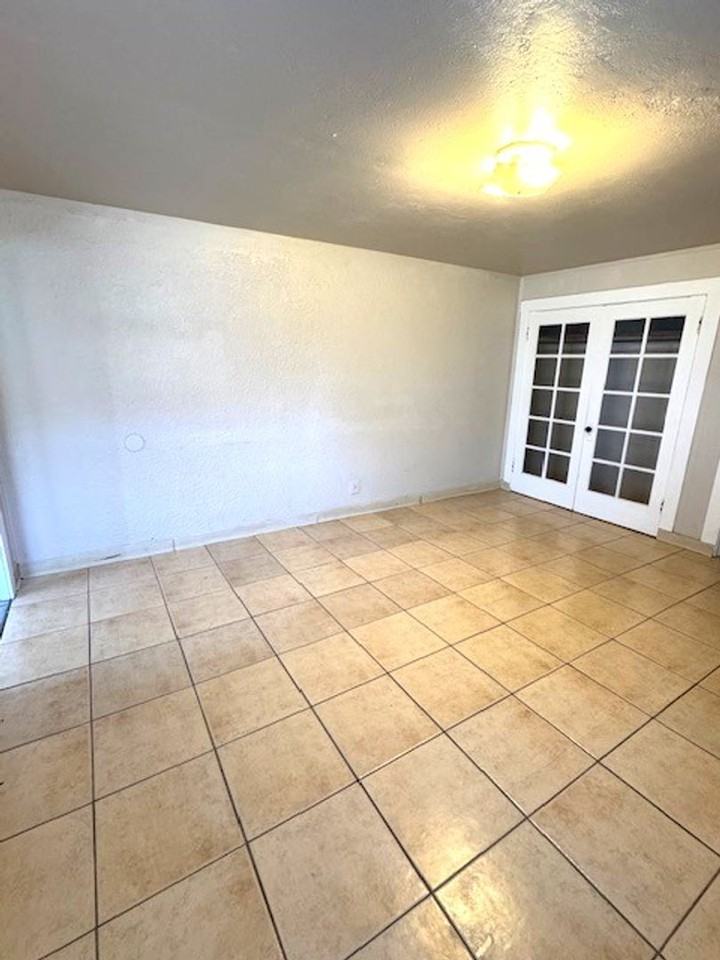 245 S Shasta St - Photo 5 of 15