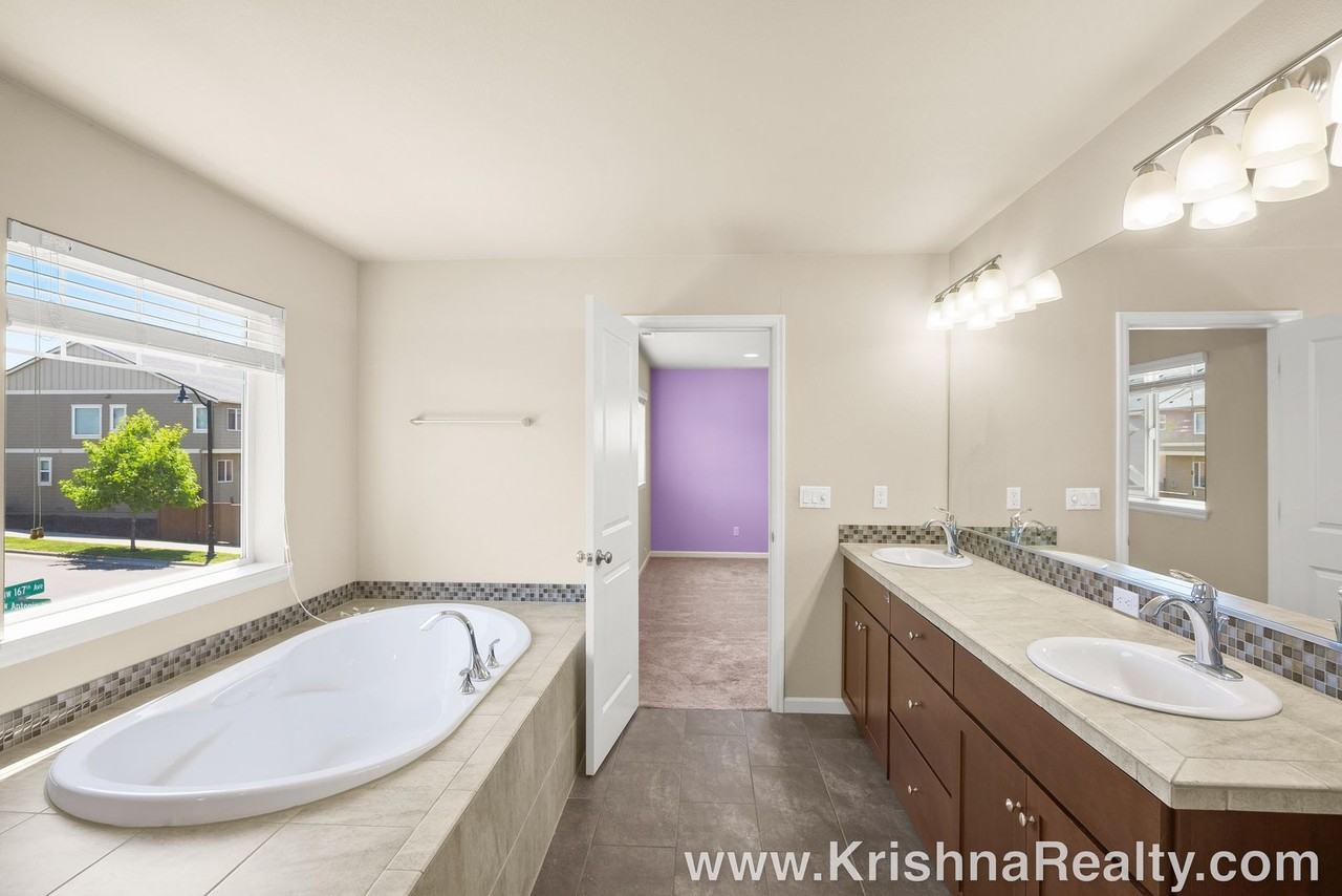 7077 Nw 167th Ave - Photo 7 of 27