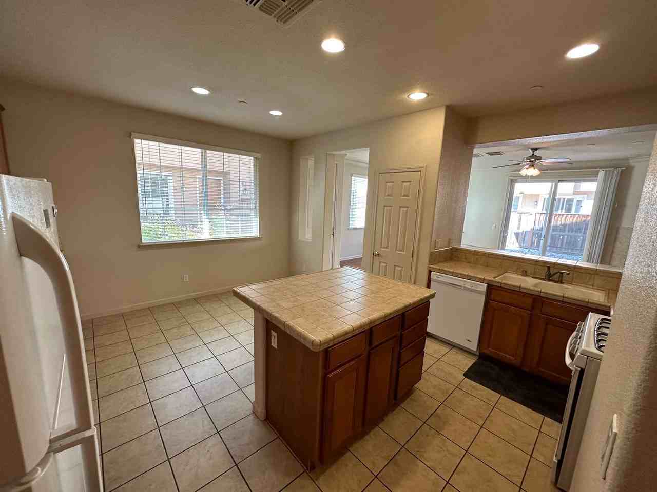 1020 Sierra View Cir #2 - Photo 5 of 17