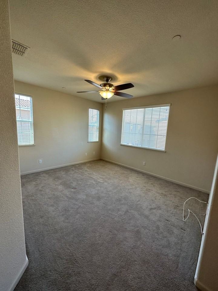 1020 Sierra View Cir #2 - Photo 6 of 17