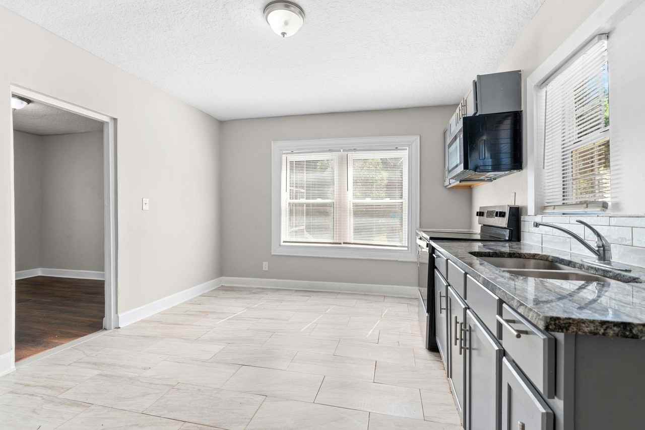 1119 Kenmore St - Photo 3 of 17