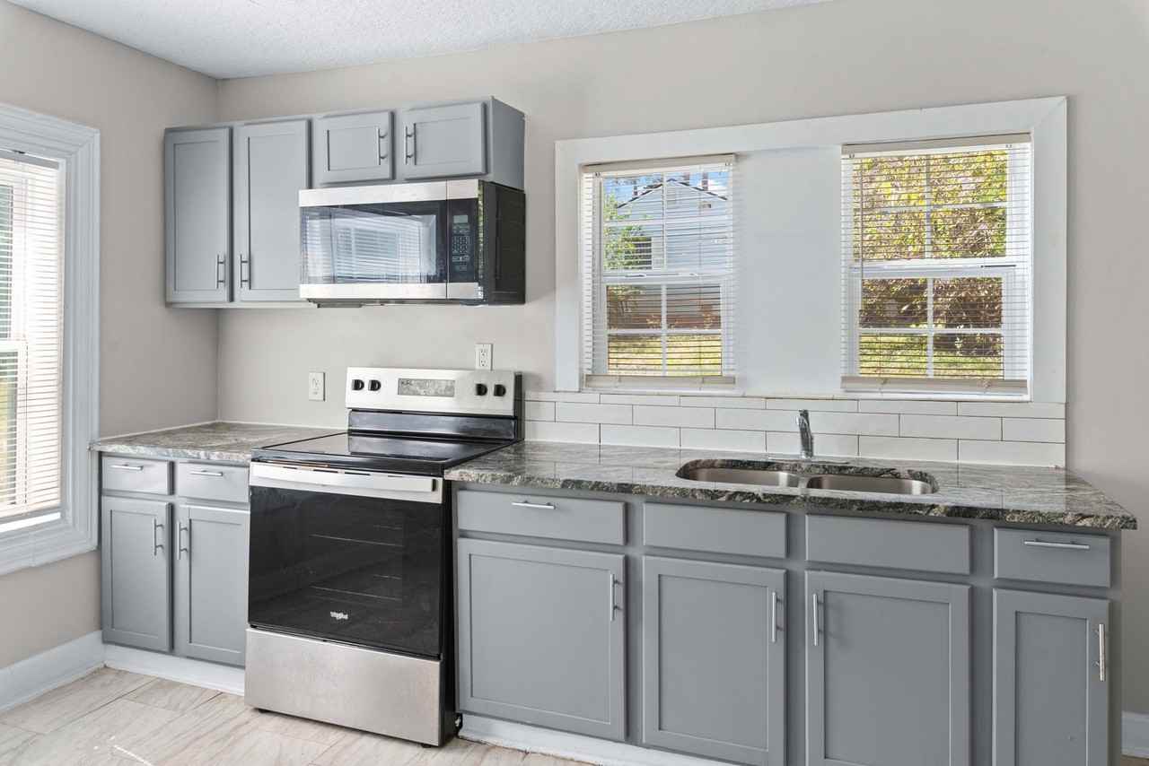 1119 Kenmore St - Photo 4 of 17