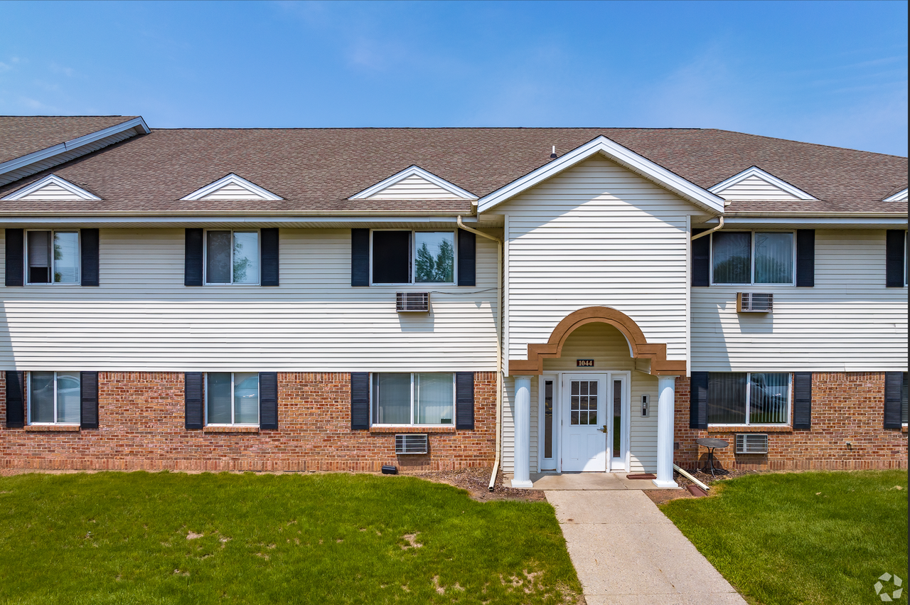 1046 Westport Dr - Photo 5 of 19