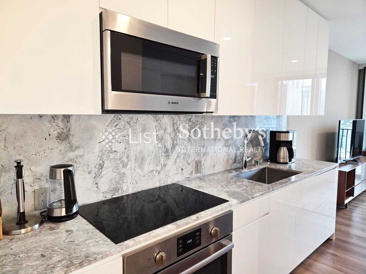 987 Queen St #1609 - Photo 4 of 17