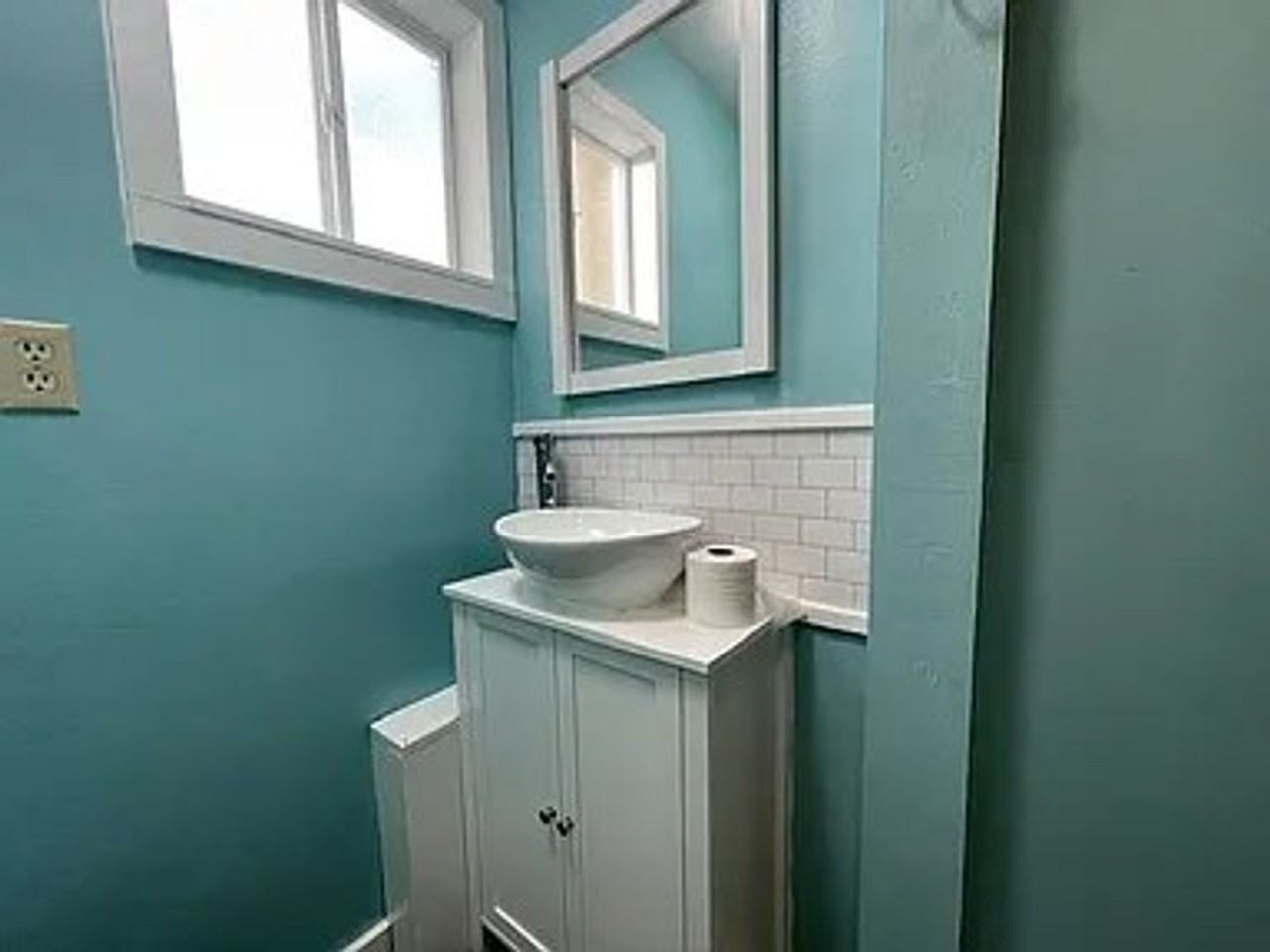 1410 Bay Ave - Photo 2 of 9