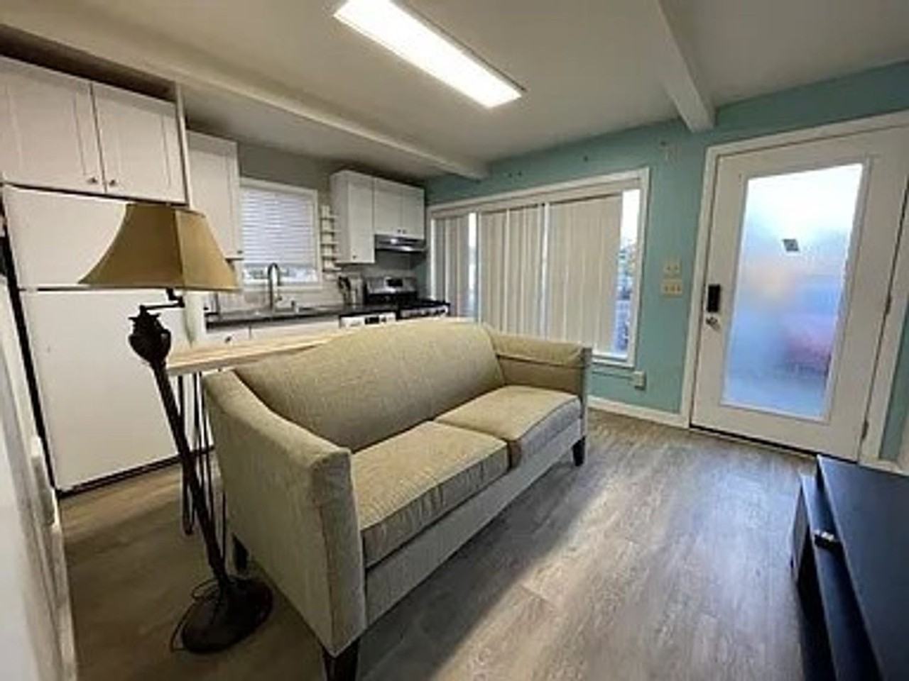 1410 Bay Ave - Photo 6 of 9