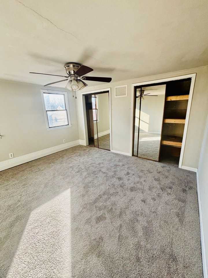 243 Hall St - Photo 2 of 31