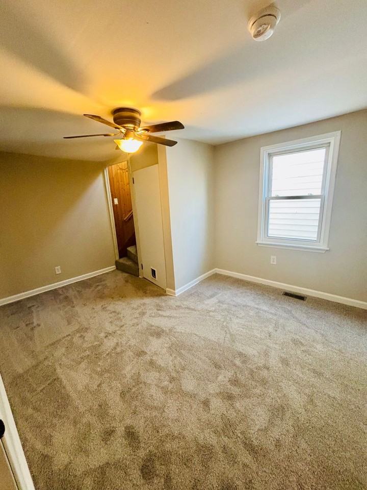 243 Hall St - Photo 4 of 31