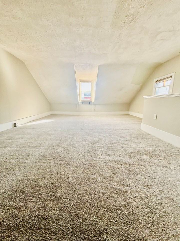 243 Hall St - Photo 6 of 31