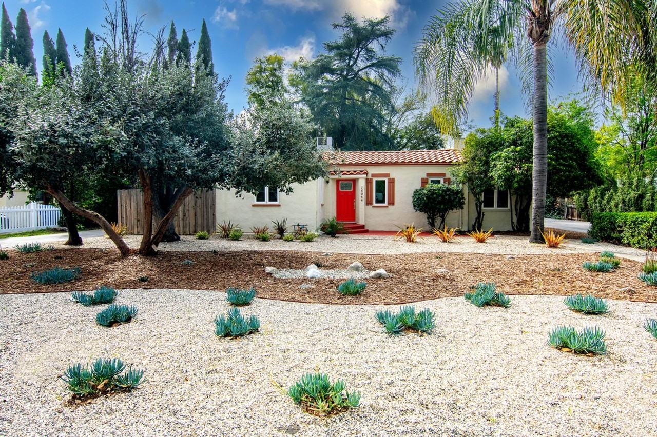 15946 Hart St - Photo 4 of 50