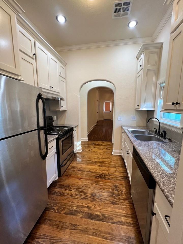 311 N Bickford Ave - Photo 7 of 14