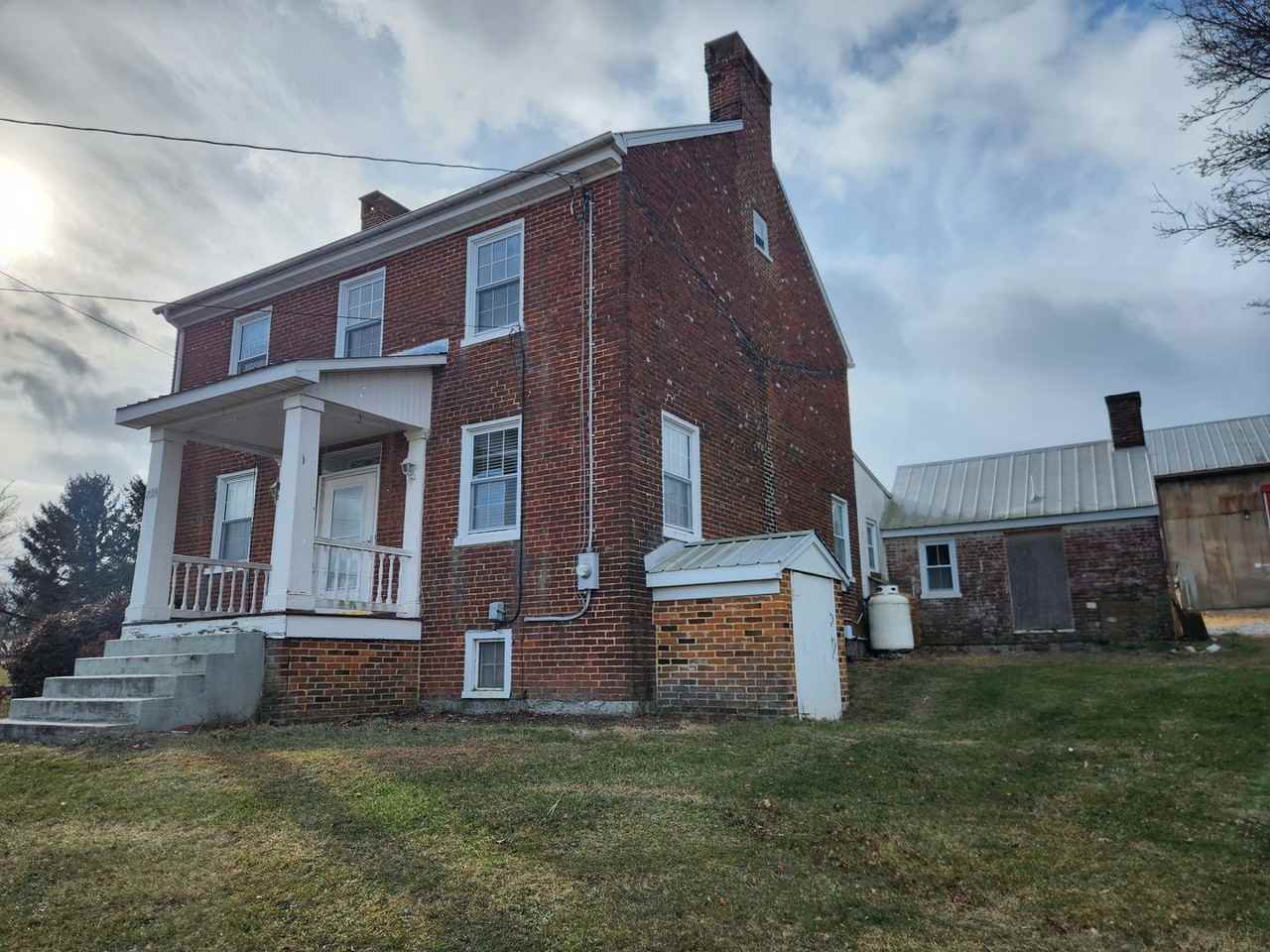 2693 Brooklyn Rd S - Photo 2 of 26