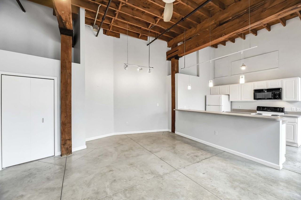 3307 Scranton Rd - Photo 4 of 9