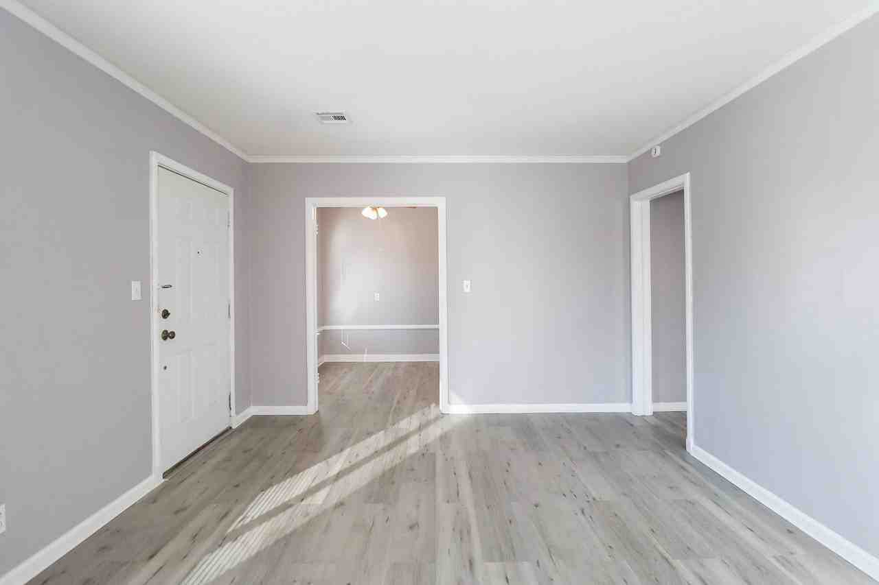 1043 N Harvard Ave - Photo 5 of 23