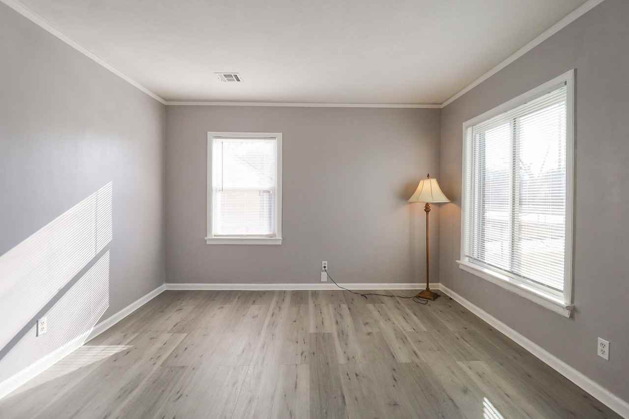 1043 N Harvard Ave - Photo 6 of 23