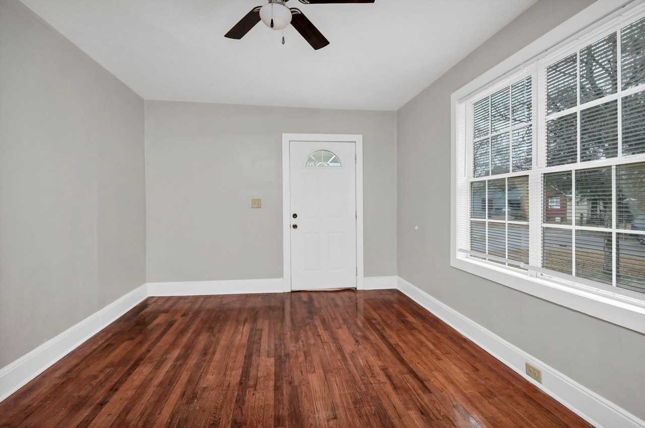 706 Westside Dr - Photo 4 of 38