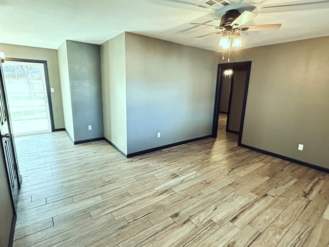 2114 Allenhurst St - Photo 4 of 28