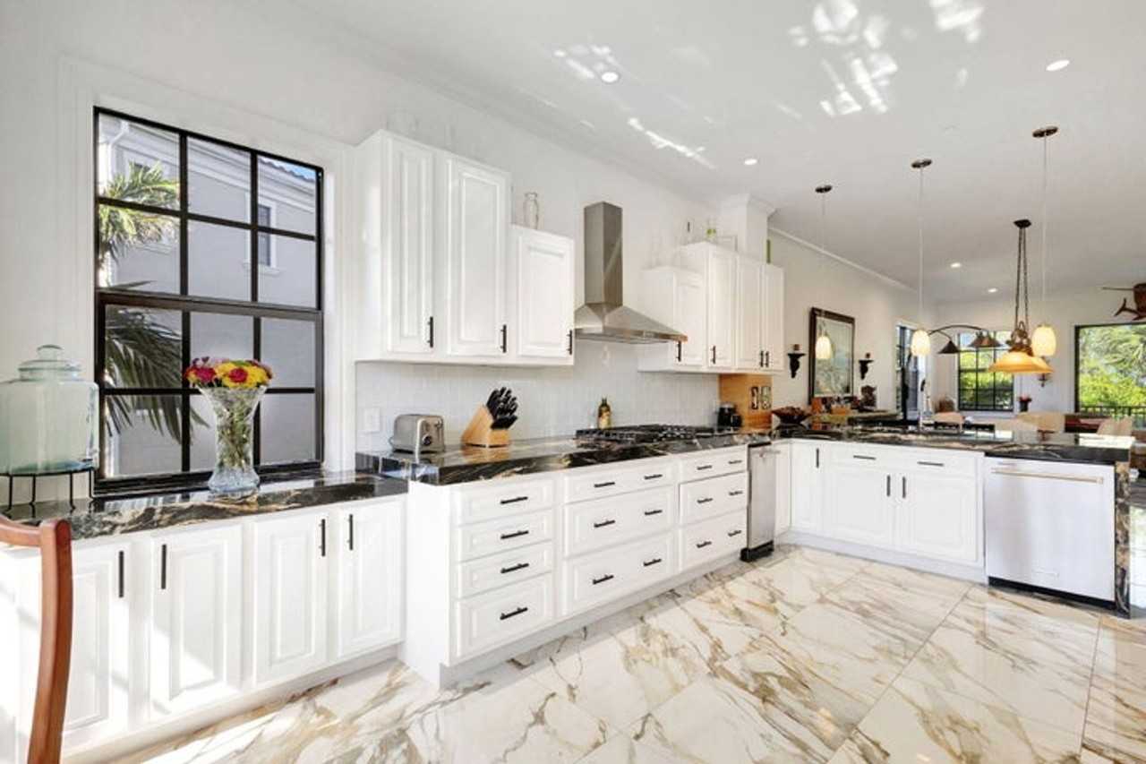 301 Del Sol Cir - Photo 2 of 15