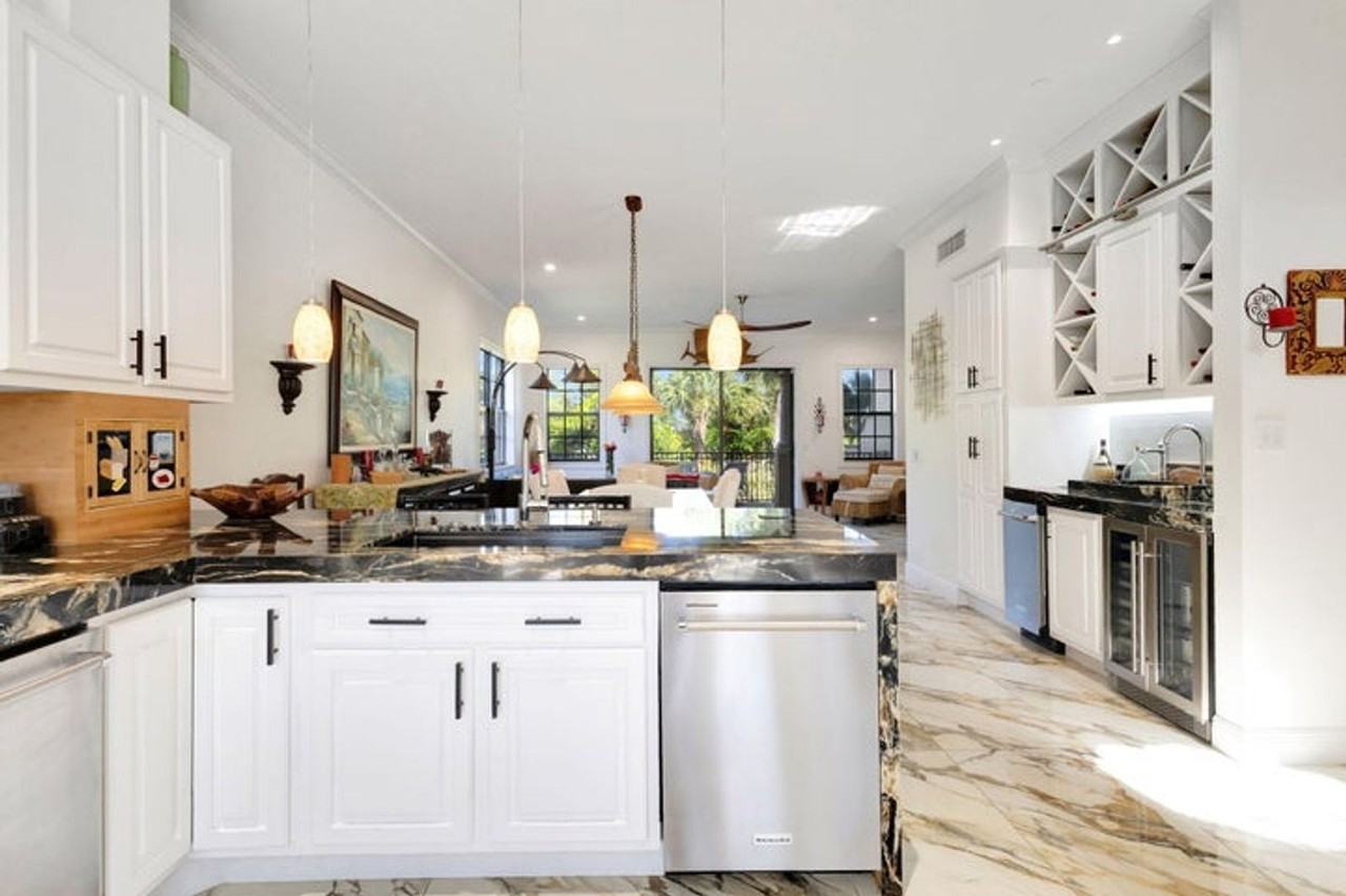 301 Del Sol Cir - Photo 3 of 15