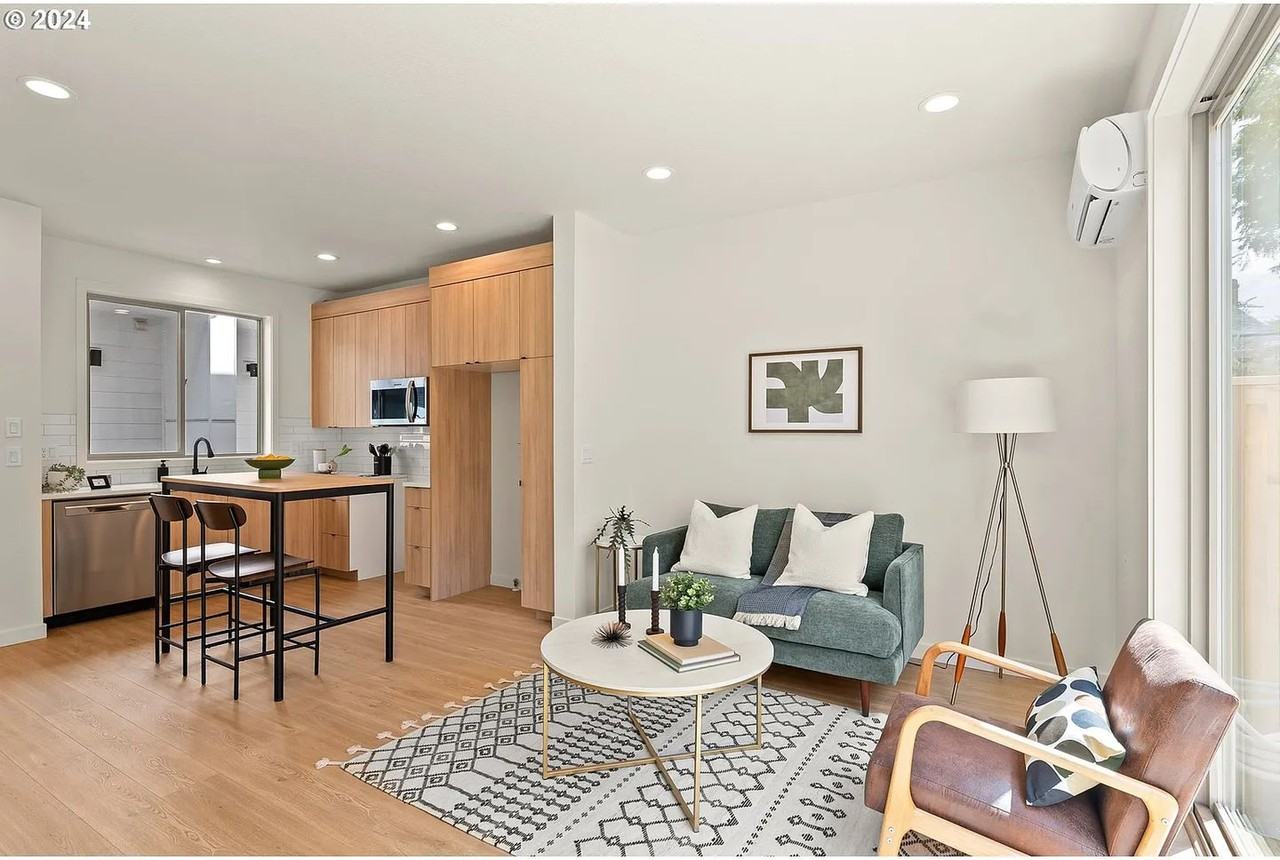 1570 Se 50th Ave - Photo 2 of 21