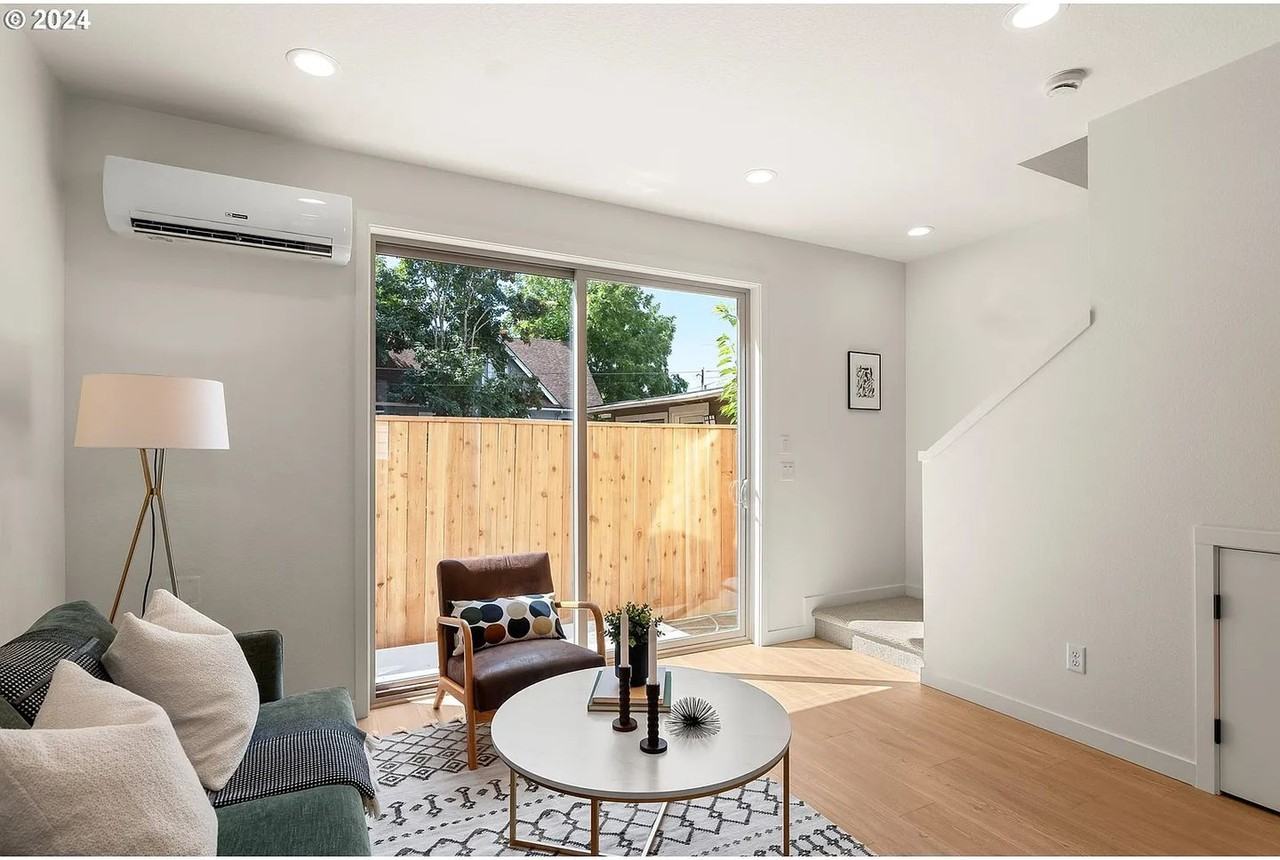 1570 Se 50th Ave - Photo 4 of 21