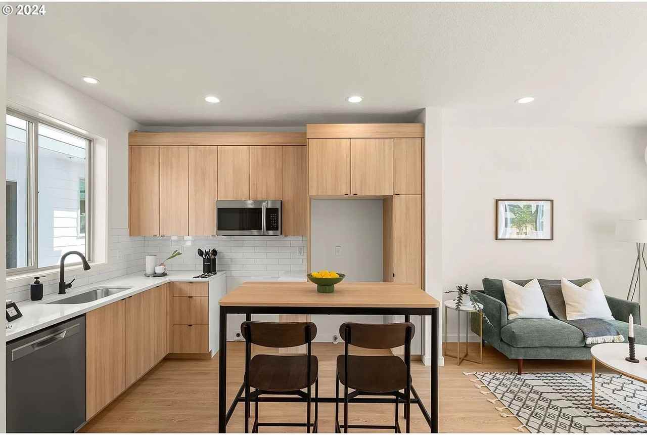 1570 Se 50th Ave - Photo 5 of 21