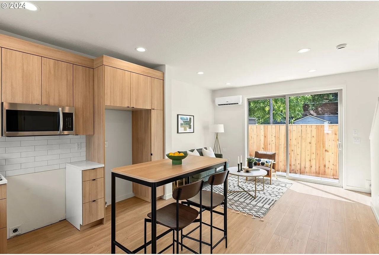 1570 Se 50th Ave - Photo 6 of 21