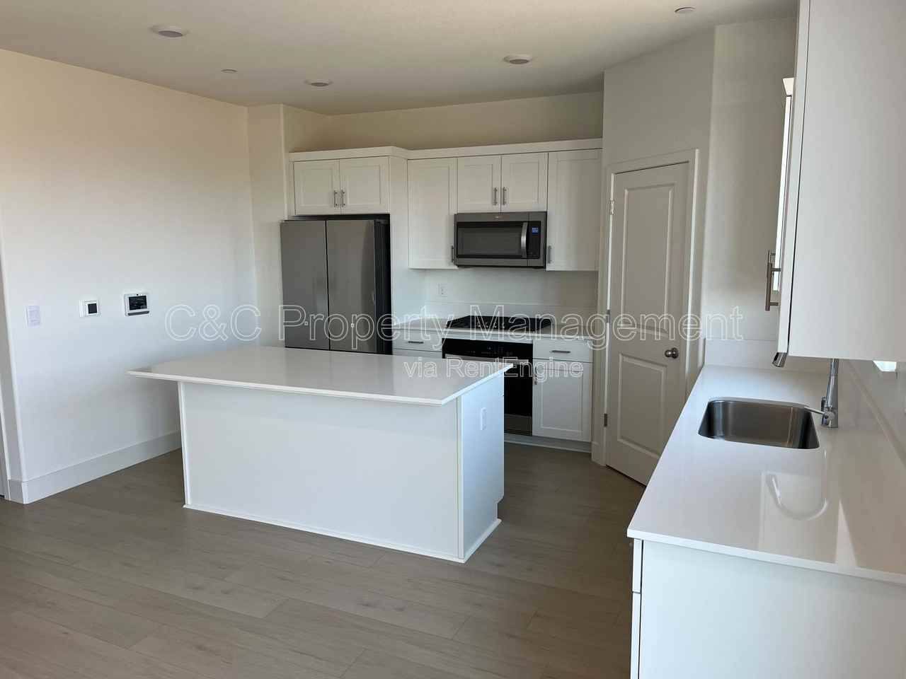 383 Manhattan Dr - Photo 2 of 8