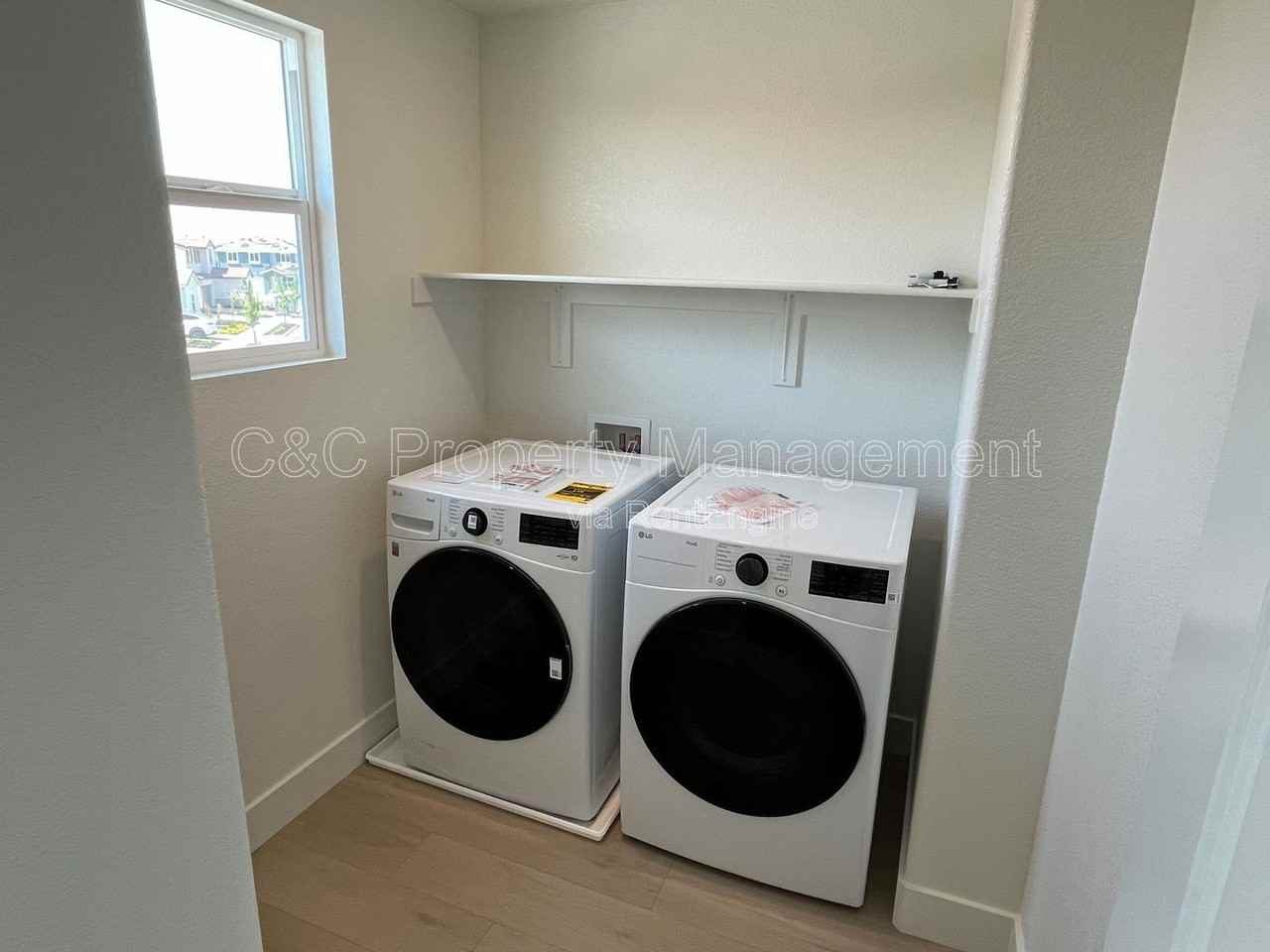 383 Manhattan Dr - Photo 7 of 8