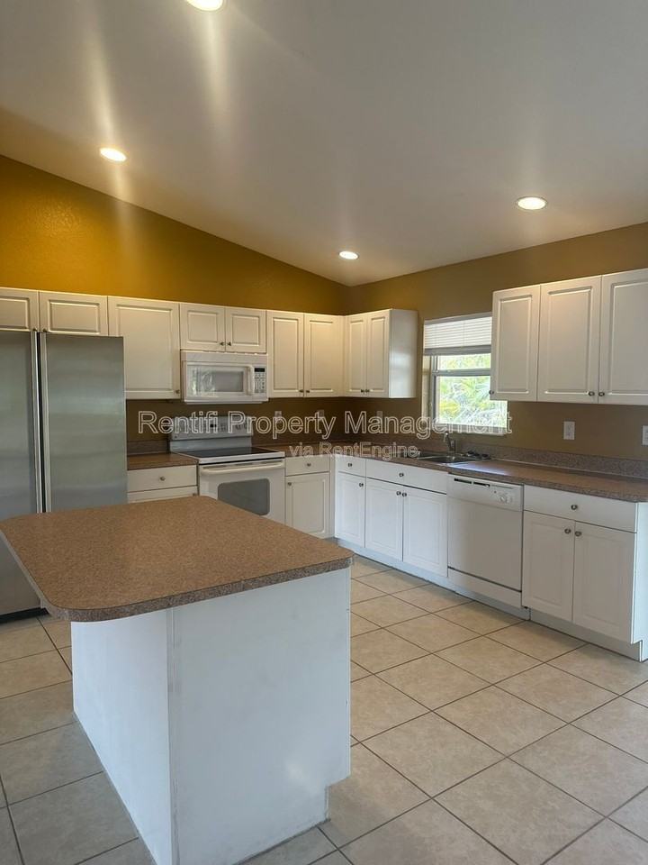 1513 Ne 36th Ter - Photo 3 of 42