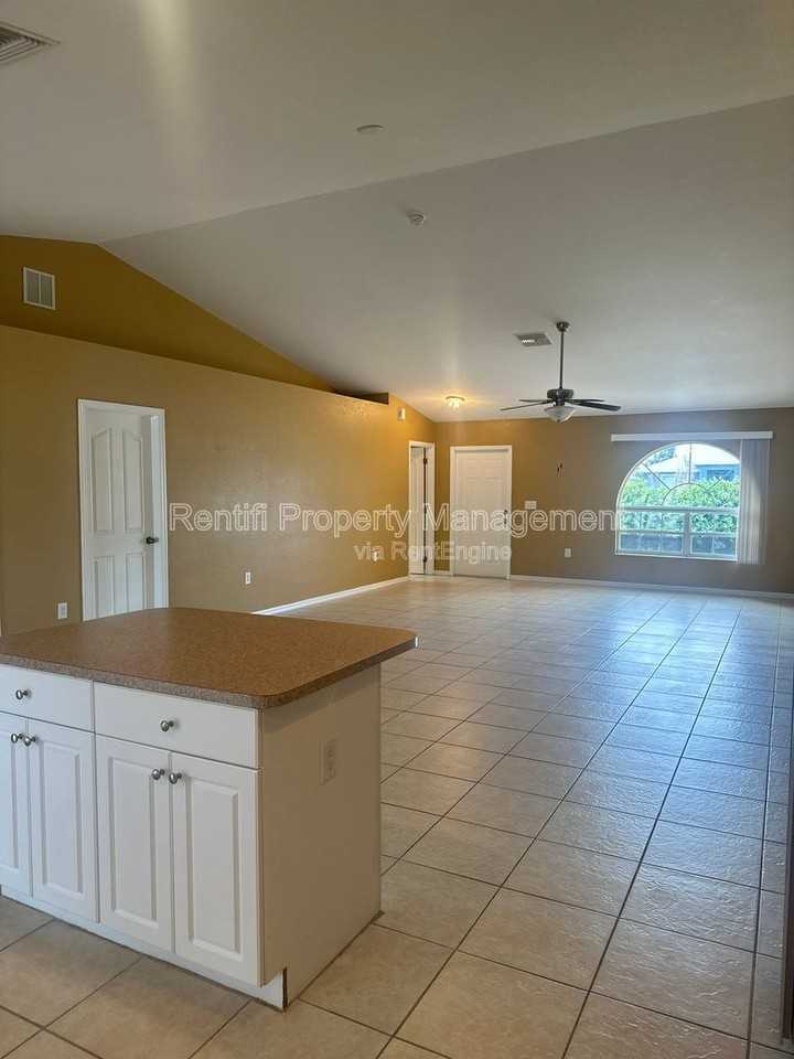 1513 Ne 36th Ter - Photo 4 of 42