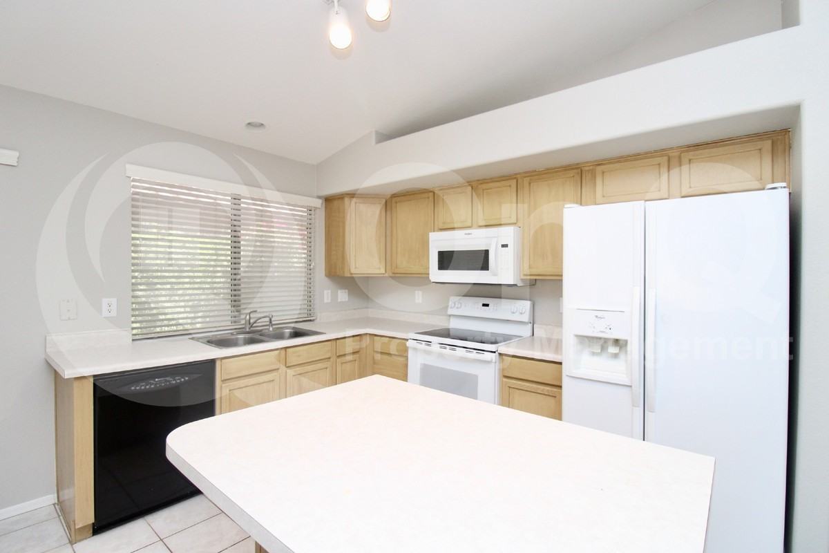 606 E Cathy Dr - Photo 3 of 15