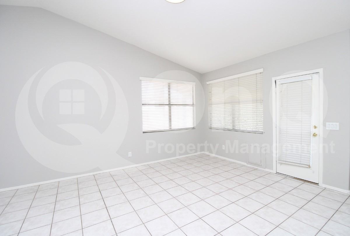 606 E Cathy Dr - Photo 4 of 15