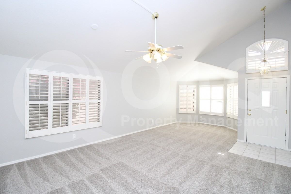 606 E Cathy Dr - Photo 5 of 15