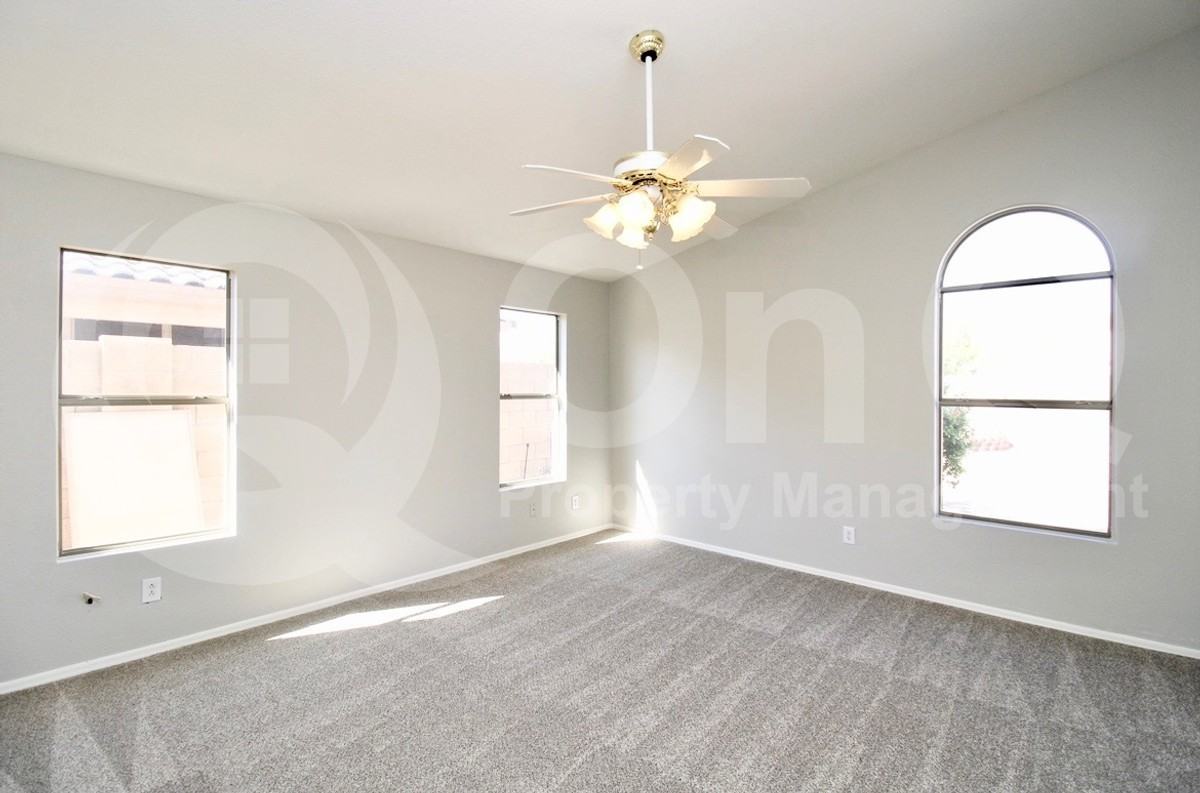 606 E Cathy Dr - Photo 7 of 15