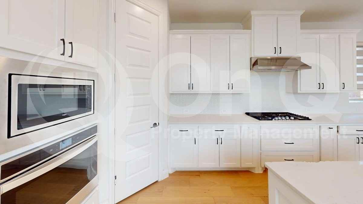 1728 Tallwich Dr - Photo 5 of 31