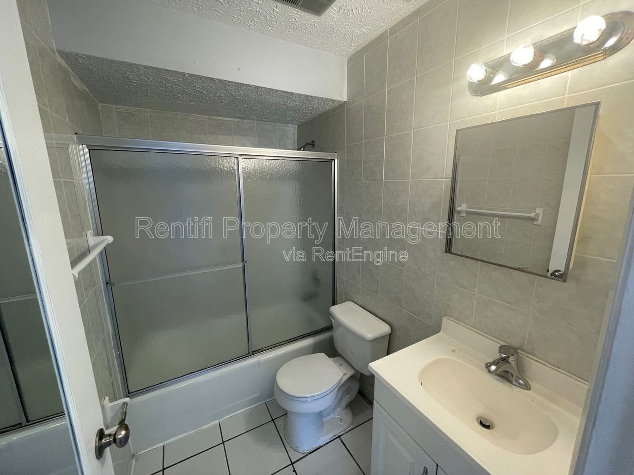 717 Se 9th St #B - Photo 2 of 11