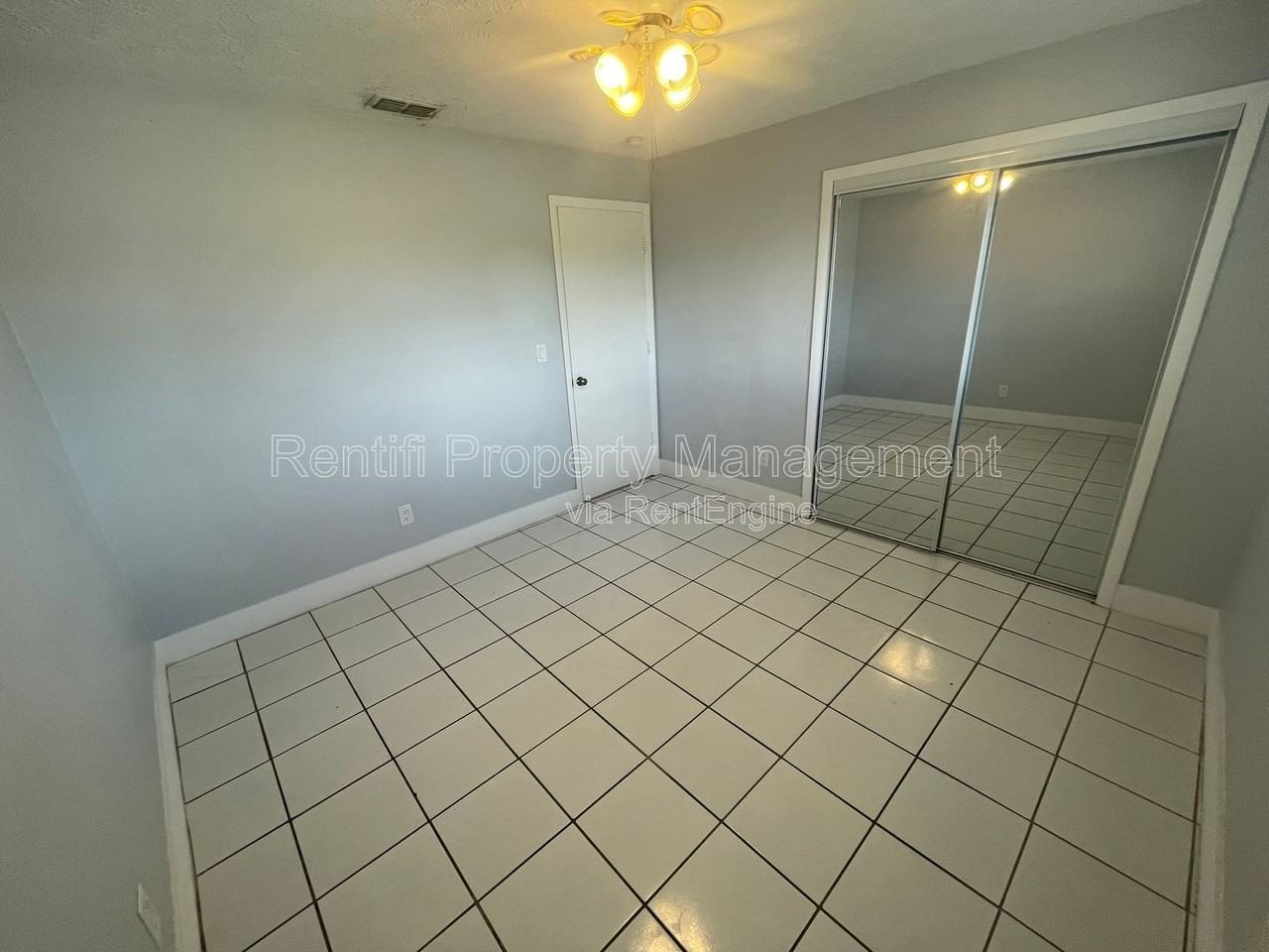 717 Se 9th St #B - Photo 3 of 11