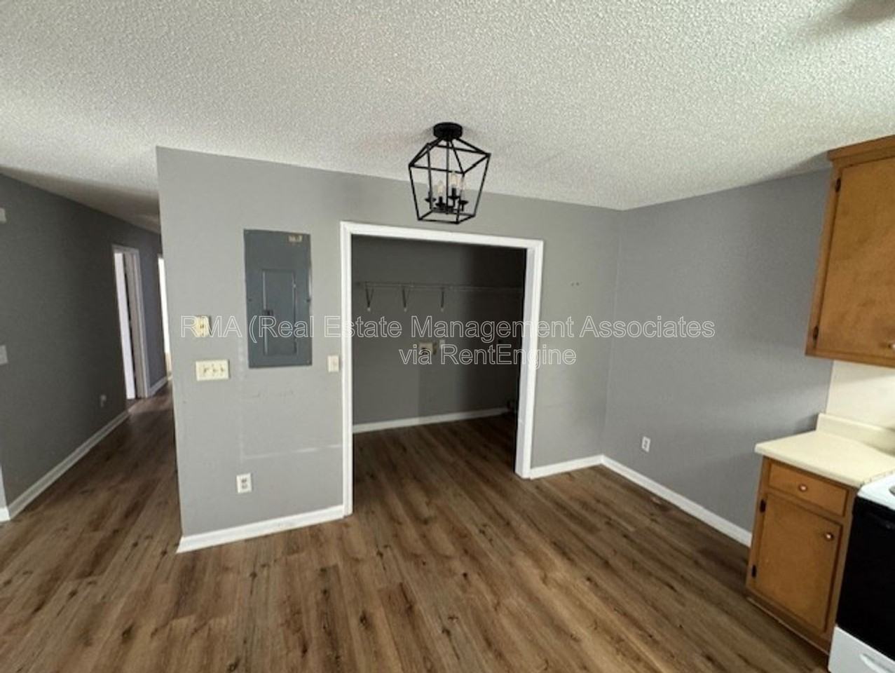 424 N 8th St - Photo 3 of 8