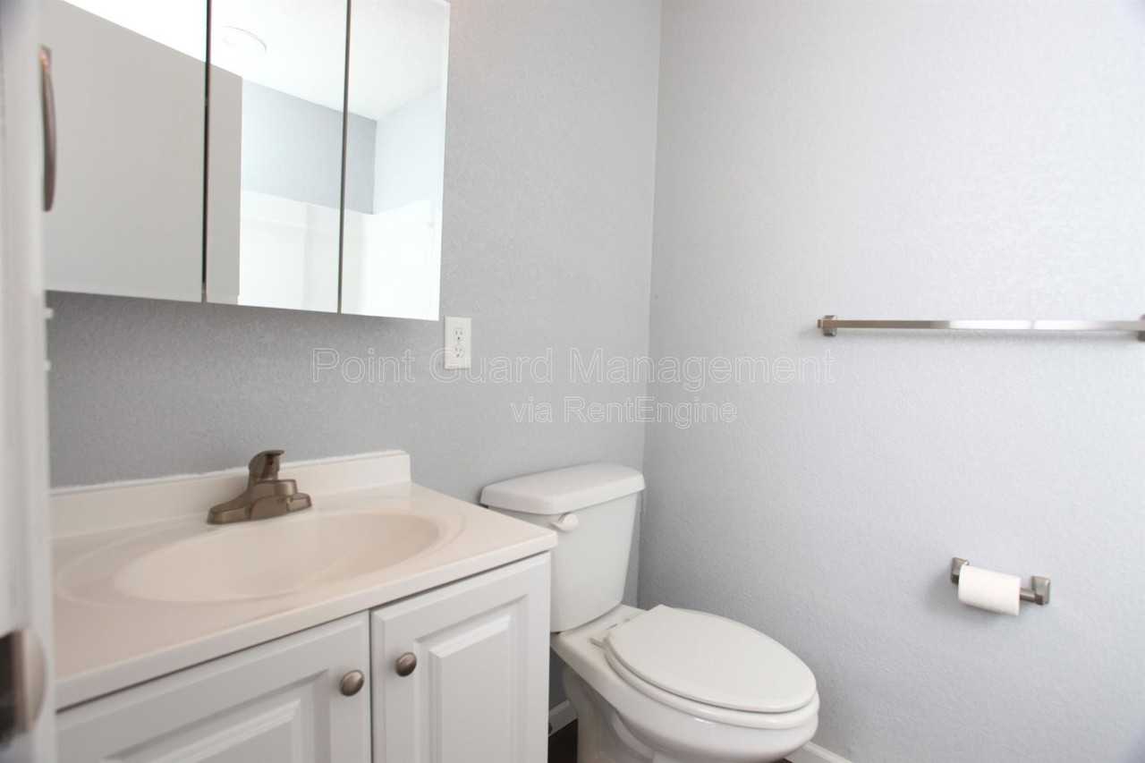 928 N Carter St #214 - Photo 7 of 10