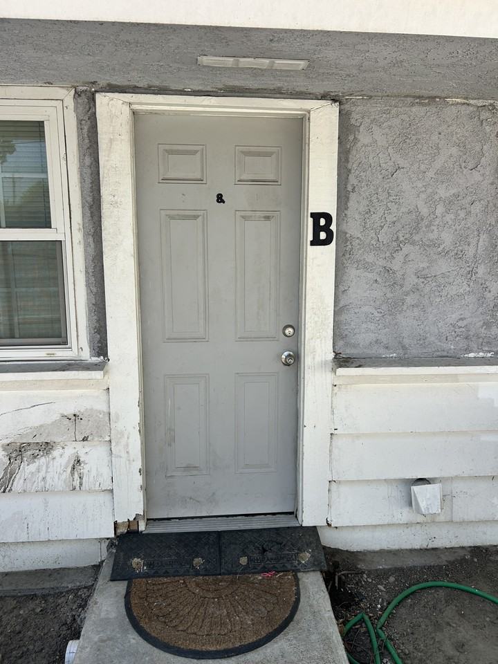 1292 N Laurel Ave #B - Photo 6 of 8