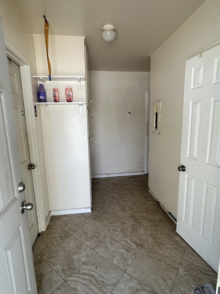 1292 N Laurel Ave #B - Photo 5 of 8