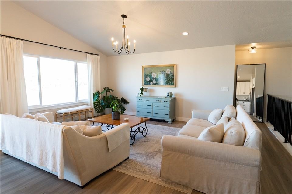 2823 E Clarkstone Dr - Photo 3 of 32