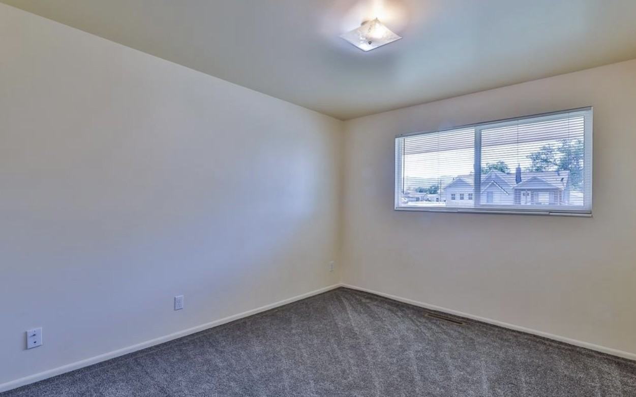 197 S Park St - Photo 5 of 7