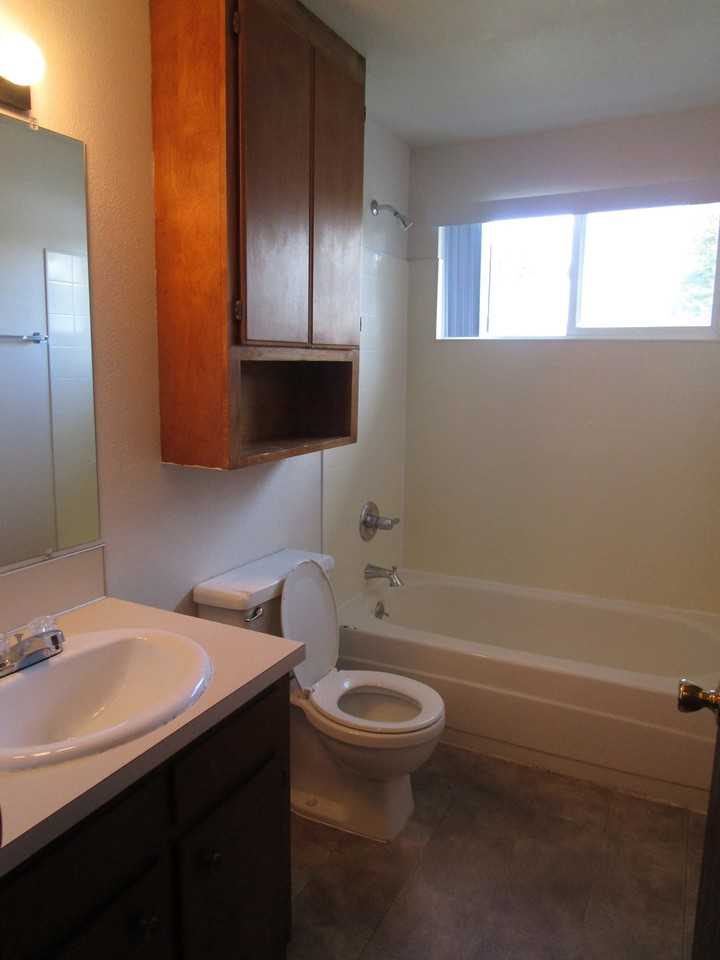 910 N 4th St - Photo 7 of 16