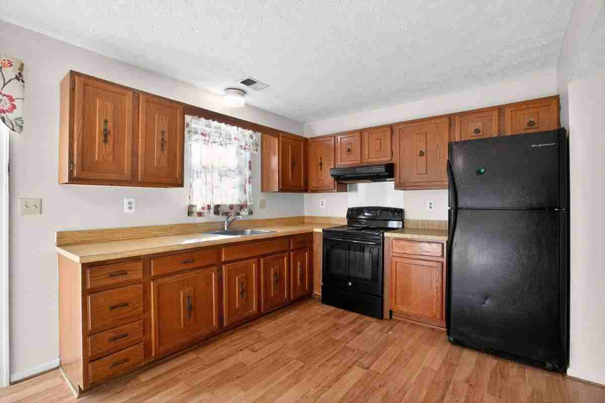 4243 Drake Ct - Photo 3 of 10