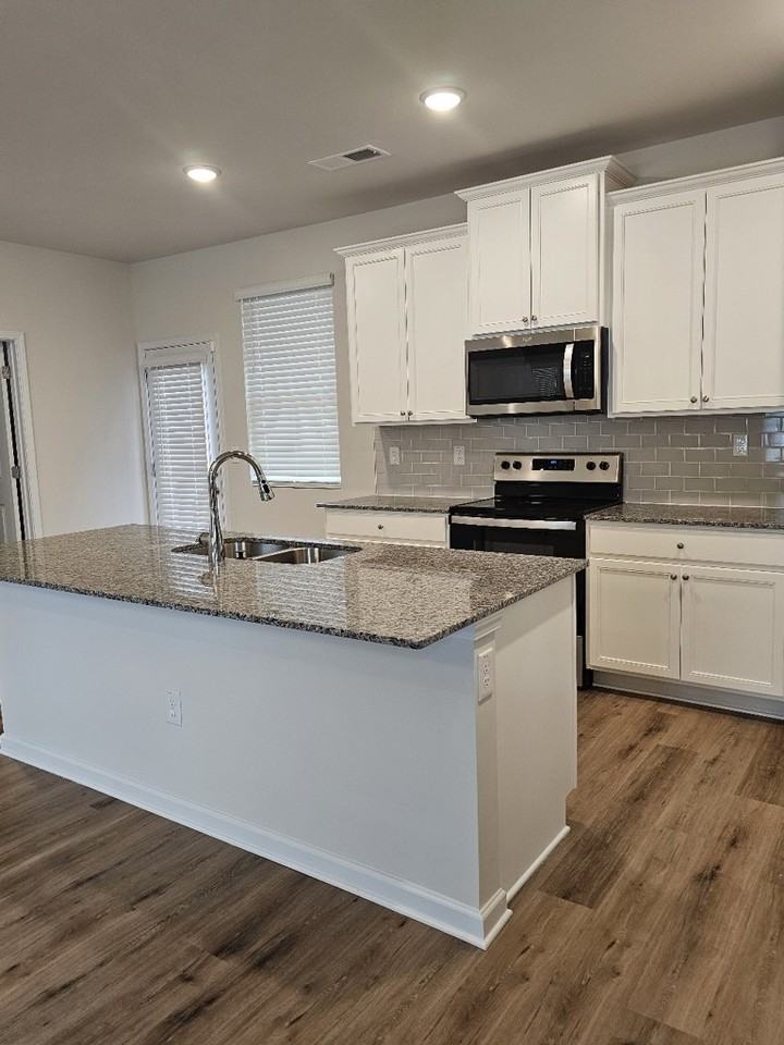 1056 Thomasville Estate Dr - Photo 2 of 5