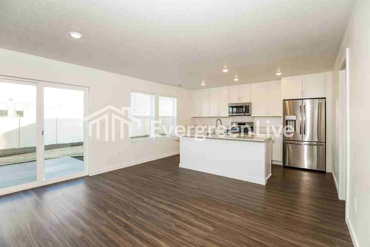 896 Knowledge St - Photo 4 of 16