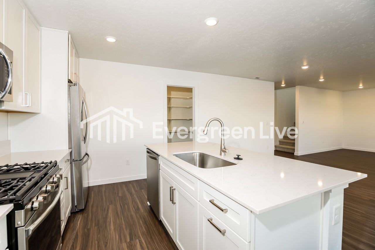 896 Knowledge St - Photo 5 of 16